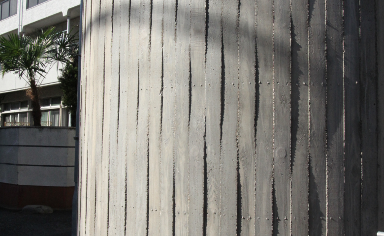 コンクリート 打ちっぱなしで造られた特殊形状の物件（M4（波形状））